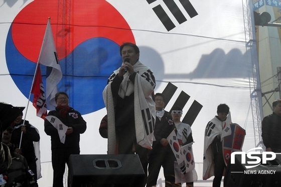 NSP통신-김진태 자유한국당 국회의원이 무대에서 발언하고 있다. (사진 = 김덕엽 기자)