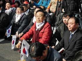 [NSP PHOTO]김관용 경북도지사, 용포럼에서 밝힌 태극기집회 참가