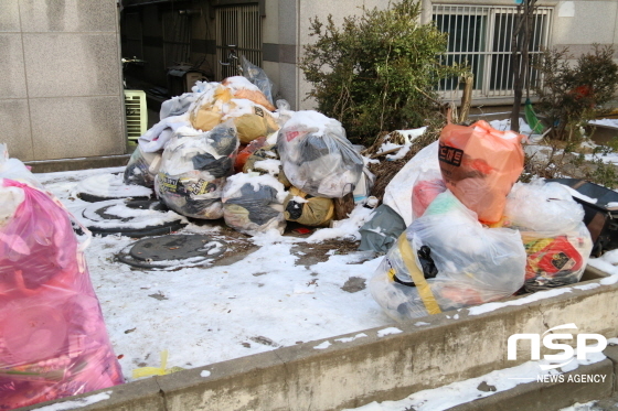 NSP통신-한 원룸빌라 앞에 쓰레기가 쌓여 있다. (조현철 기자)