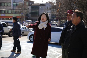 [NSP PHOTO]유화 안산시의원, 안골운동장 공사관련 현장 간담회 실시