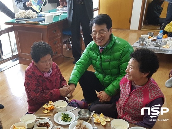 NSP통신-강진원 강진군수(가운데)가 관내 마을회관을 찾아 어르신들과 대화하고 있다. (강진군)