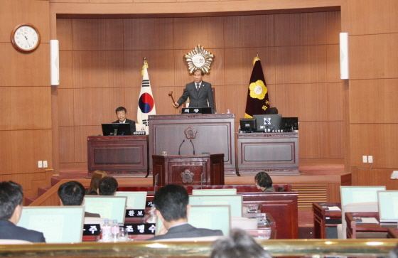 NSP통신-김정주 화성시의장(맨 뒤 가운데)이 의사봉을 두드리고 있다. (화성시의회 제공)