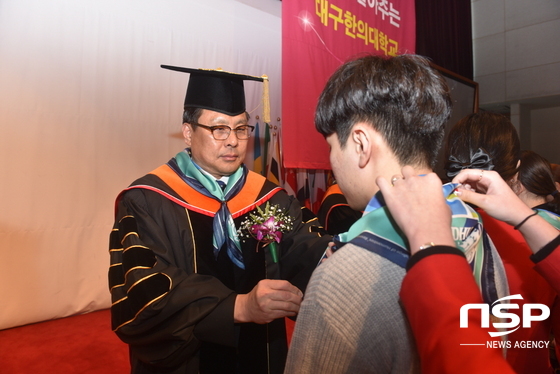 NSP통신-신입생 대표에게 스카프를 전달하는 변창훈 총장. 사진=대구한의대 제공