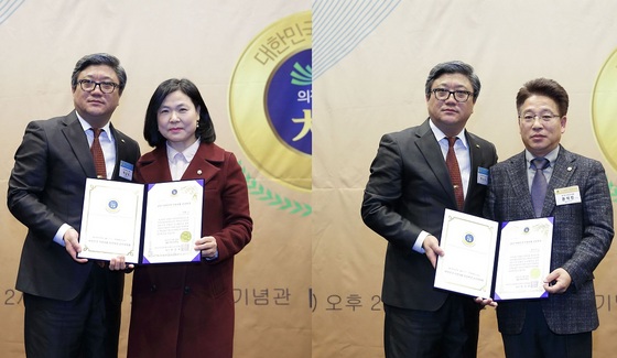 NSP통신-▲ 안산시의회 유화 기획행정위원장(왼쪽 사진 오른쪽)과 윤석진 의회운영위원회 간사(오른쪽 사진 오른쪽)가 국회헌정기념관에서 대한민국 지방의회 의정대상을 수여받고 있는 모습 (안산시의회 제공)