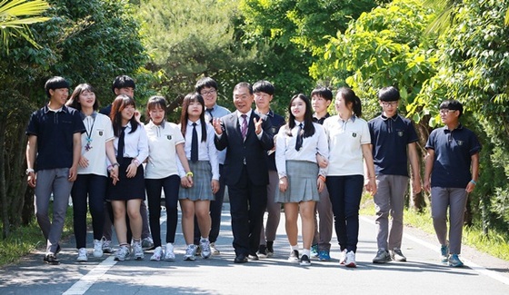 NSP통신-장만채 전남교육감이 최근 강진고 계기수업에 참가해 학생들과 대화하고 있다. (전남교육청)