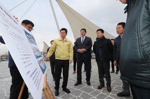 [NSP PHOTO]이강덕 포항시장, 송도 해상공원 조성 현장 점검 나서