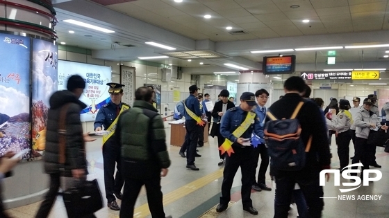 NSP통신-대구경찰청 지하철경찰대 관계자들이 시민들에게 홍보 카탈로그를 나눠주고 있다. (사진 = 대구지방경찰청 제공)