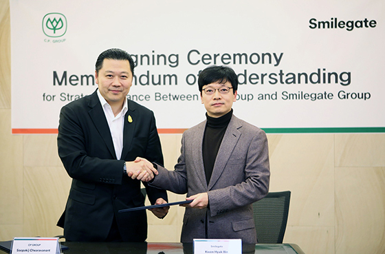 NSP통신-권혁빈 스마일게이트 그룹 CEO(우측)와 쑤파킷 치라와논(Soopakij Chearavanont) CP그룹 회장이 문화 콘텐츠 사업에 대한 전략적 협력을 체결하고 있다.