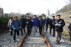 [NSP PHOTO]이강덕 포항시장, 폐철도부지 도시 숲 구간 현장점검  철길위 포럼  가져