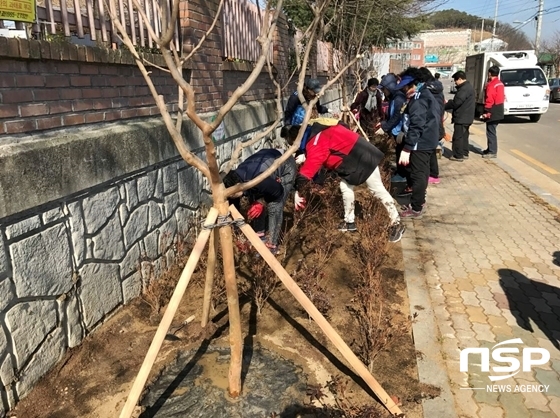 NSP통신-사업에 참여한 관계자들이 연산홍을 심고있다. (사진 = 대구광역시 북구 제공)