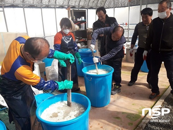 NSP통신-장흥군이 최근 개최한 친환경농자재 자가 제조 연시회. (장흥군)