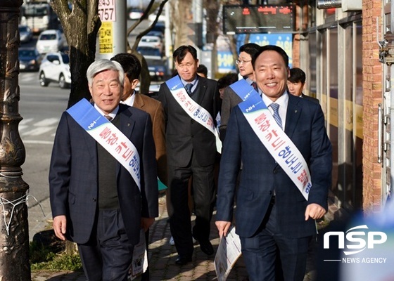 NSP통신-농협 광주본부가 최근 CS 3.0 추진 발대식에 이어 실시한 가두캠페인. (농협 광주본부)