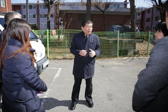 NSP통신-김동수 안산시의회 도시환경위원장(사진 가운데)이 6일 현장에서 시 관계자들과 이야기를 나누고 있는 모습. (안산시의회)