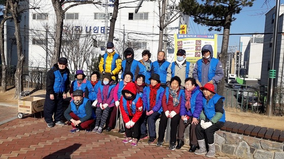 NSP통신-시흥시 대야신천행정복지센터 실버봉사단이 단체사진을 찍고 있다. (시흥시)