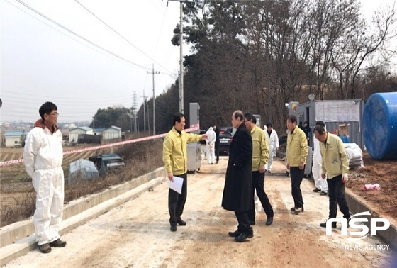 NSP통신-문동신 군산시장이 AI 청정지역 사수를 위해 고생하고 있는 직원들을 격려하고 있다.