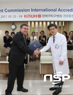 NSP통신-JCI 국제인증서 전달 모습 (왼쪽은 Ramsey Hasan 의학박사, 오른쪽은 권영오 건강증진센터장. 경북대병원 제공