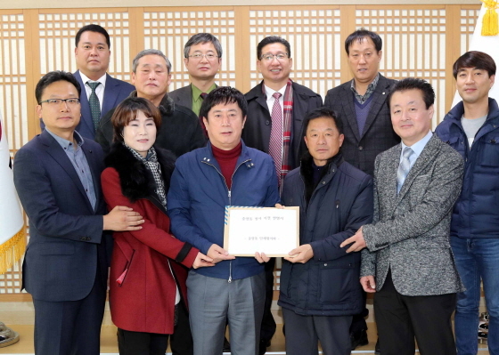 NSP통신-중앙동 주민대표들이 최근 중앙동 청사 신축요청 서명부를 정찬민 용인시장에게 전달했다. (용인시)