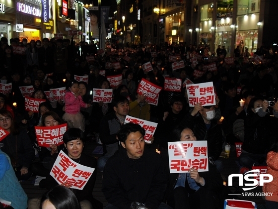 NSP통신-박근혜퇴진대구시민행동은 11일 대구 동성로 일대에서 최종 탄핵 인용을 축하했다. (사진 = 김덕엽 기자)