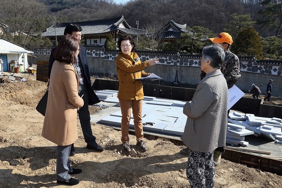 NSP통신-박은경 안산시의원(사진 가운데)이 10일 단원구 화정동 화정2통 경로당 건립 공사 현장을 방문해 시 관계자들 및 주민들과 수도관 매설 문제 등을 협의했다. (안산시의회)