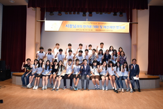 NSP통신-염태영 수원시장(좌측 아홉번째)이 학생들과 사진촬영을 하는 모습. (수원시)