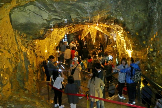 NSP통신-관광객들이 광명동굴 체험을 하고 있다. (광명시)