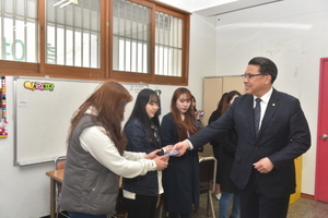 [NSP PHOTO]대구한의대 변창훈 총장, 화이트데이 맞아 초코렛 선물