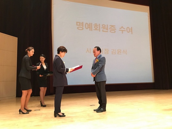 NSP통신-김윤식 시흥시장이 대한건축사협회 명예 회원증을 받고 있다. (시흥시)