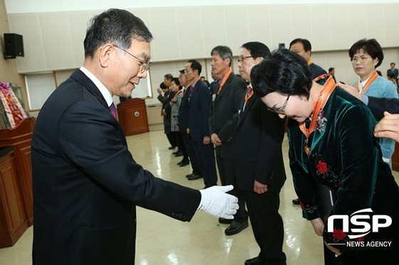 NSP통신-전남교육청이 15일 가진 2017년 2월말 퇴직교원 훈·포장 전수식. (전남교육청)