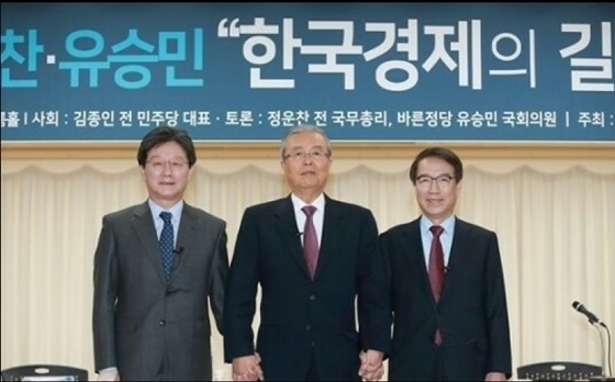 NSP통신-유승민 바른정당 국회의원(좌)과 정운찬 동반성장국가혁신포럼 이사장(우)이 김종인 전 더불어 민주당 대표(가운데)와 함깨 손을 잡고있다. (동반성장국가혁신포럼)