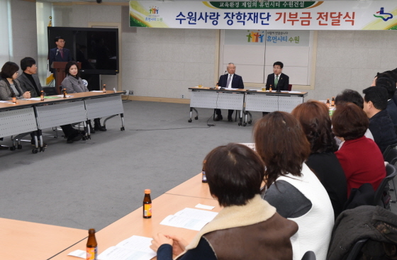 NSP통신-염태영 수원시장(맨 뒤 우측)이 기부자들과 간담회를 하는 모습. (수원시)