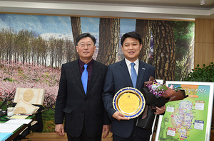 [NSP PHOTO]이희진 영덕군수, 제4회 지구촌 희망펜상 수상