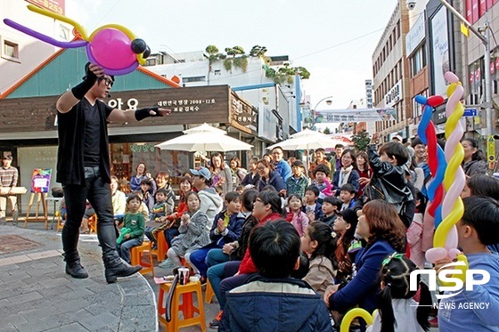 NSP통신-광주 동구 궁동 예술의 거리에서 펼쳐진 문화예술공연. (어여쁘다 궁동사업단)