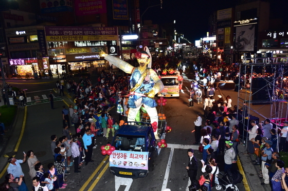 NSP통신-안성맞춤바우덕이 축제에 앞서 식전행사로 길놀이 모습. (안성시)