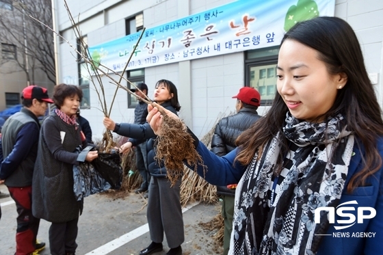 NSP통신-대구 남구청 관계자들이 시민들에게 꽃씨와 나무 등을 나눠주고 있다. (사진 = 대구광역시 남구 제공)