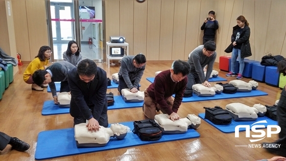 NSP통신-교육에 참가한 대구경북병무청 직원들이 심폐소생술을 실시하고 있다. (사진 = 김덕엽 기자)