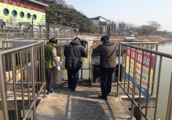 NSP통신-김포시 안전총괄과 직원들이 굴포 배수문을 점검하고 있다. (김포시)