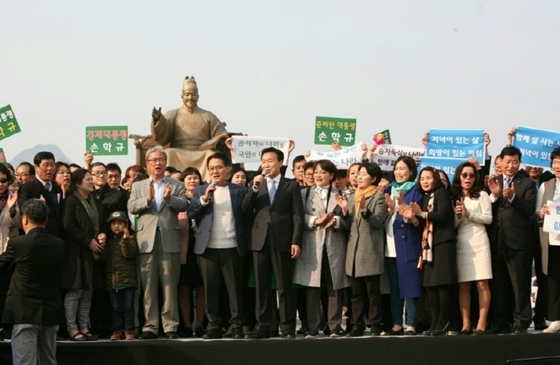 NSP통신-손학규 국민의당 대선 경선 후보의 제19대 대통령선거 출마 선언식에 박지원 국민의당 대표 등 국민의당 소속 국회의원들이 참석해 기념사진을 찍고있다.