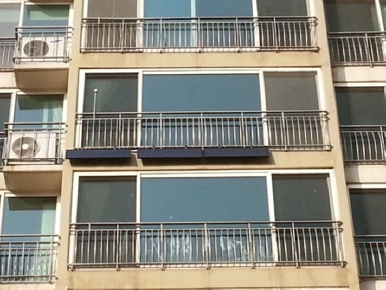 NSP통신-아파트에 설치된 소형태양광 발전기 모습. (수원시)