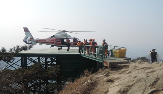 NSP통신-산악사고 발생 소방헬기 구조 모습. (과천소방서)