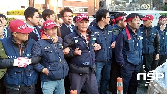NSP통신-건설노조 조합원들이 청원경찰의 집회 현장 진입을 막고있다. (김덕엽 기자)