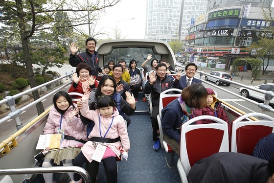 NSP통신-김만수 부천시장과 시 관계자 그리고 아이들이 2층버스로 투어하고 있다. (부천시)