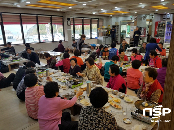 -여수시 주삼동 소재 청풍명월 식당에서 주삼동 경로당 어르신들을 초청, 사랑의 점심식사를 제공하고 있다. (여수시 주삼동)