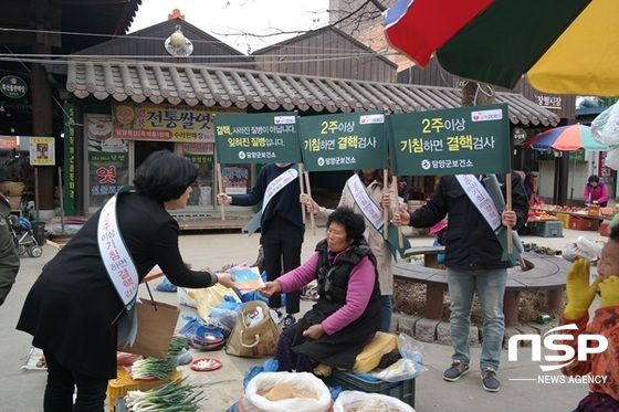 NSP통신-담양군이 5일시장 일대에서 펼치고 있는 결핵 예방 가두캠페인. (담양군)