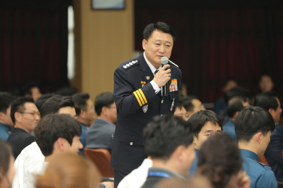 NSP통신-이철성 경찰청장이 직원들과의 활력 토크 간담회에서 특강을 하고 있다. (경기남부지방경찰청)