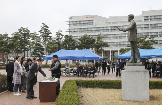NSP통신-24일 대구가톨릭대에서 열린 안중근 의사 순국 107주기 추모식 참석자들이 안 의사 동상 앞에서 헌화하고 있다. 대구가톨릭대학교 제공