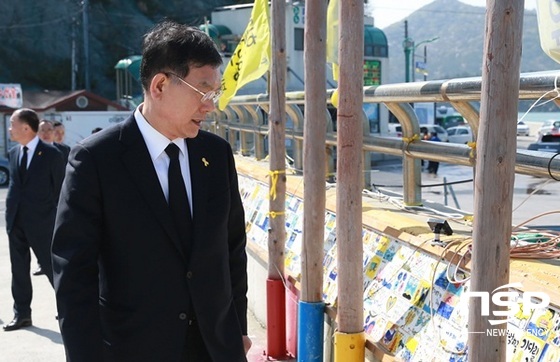 NSP통신-장만채 전남교육감이 진도 팽목항을 찾아 세월호 희생자들을 추념하고 있다. (전남교육청)