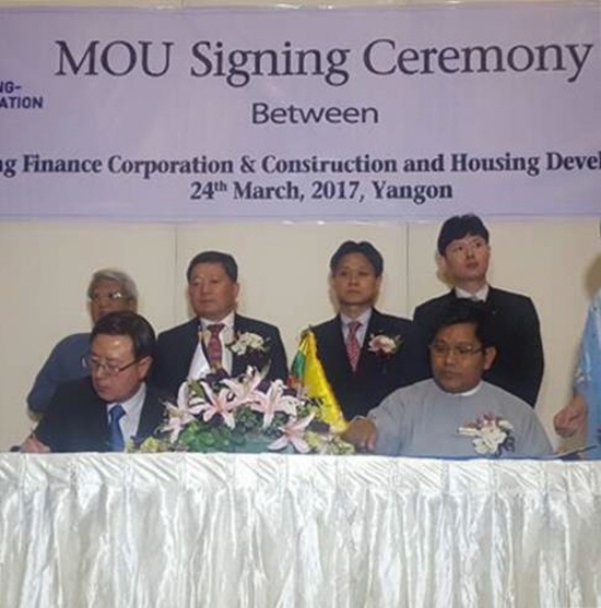 NSP통신-김재천 주택금융공사 사장(왼쪽)과 우 민 테인 CHDB 회장이 24일 미얀마 양곤 CHDB 본사에서 주택금융 노하우 전수를 위한 업무협약을 체결하고 있다.