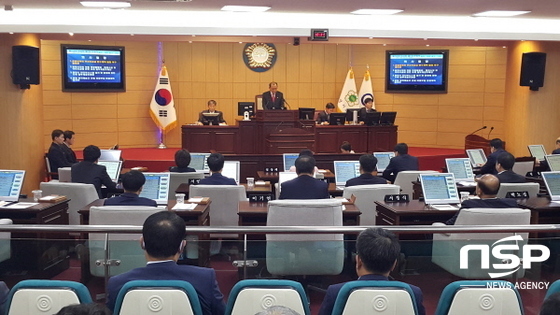 NSP통신-송재천 광양시의회 의장이 의원 징계안을 상정하고 있다. (홍철지 기자)