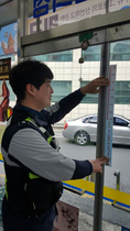 [NSP PHOTO]순천경찰서, 편의점 범죄예방 위해 신장측정표 부착