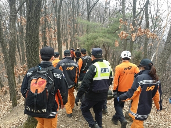 NSP통신-파주경찰과 소방대원들이 우울증으로 자살을 시도한 청년을 구조한 후 산을 내려오고 있다. (파주경찰서)